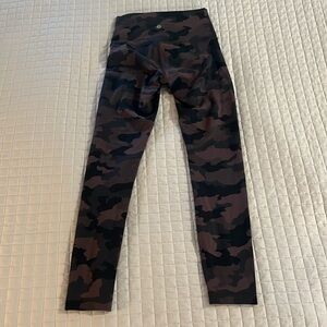 Lululemon NWOT brown camo print cropped leggings